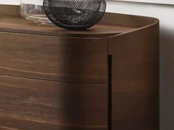 Scopri il comodino Babila curvo di a prezzi outlet! Un design unico per una camera da letto moderna. Comodini