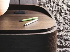 Scopri il comodino Babila curvo di a prezzi outlet! Un design unico per una camera da letto moderna. Comodini