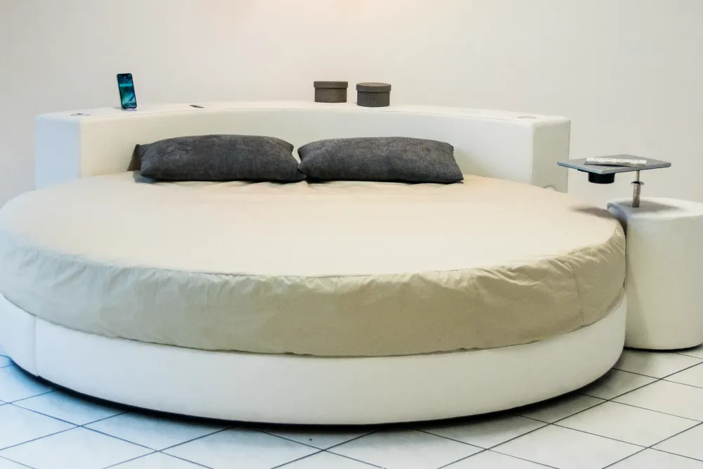 Artigianale Scopri il prezzo del letto Letto rotondo cristal nella fotografia- Letti