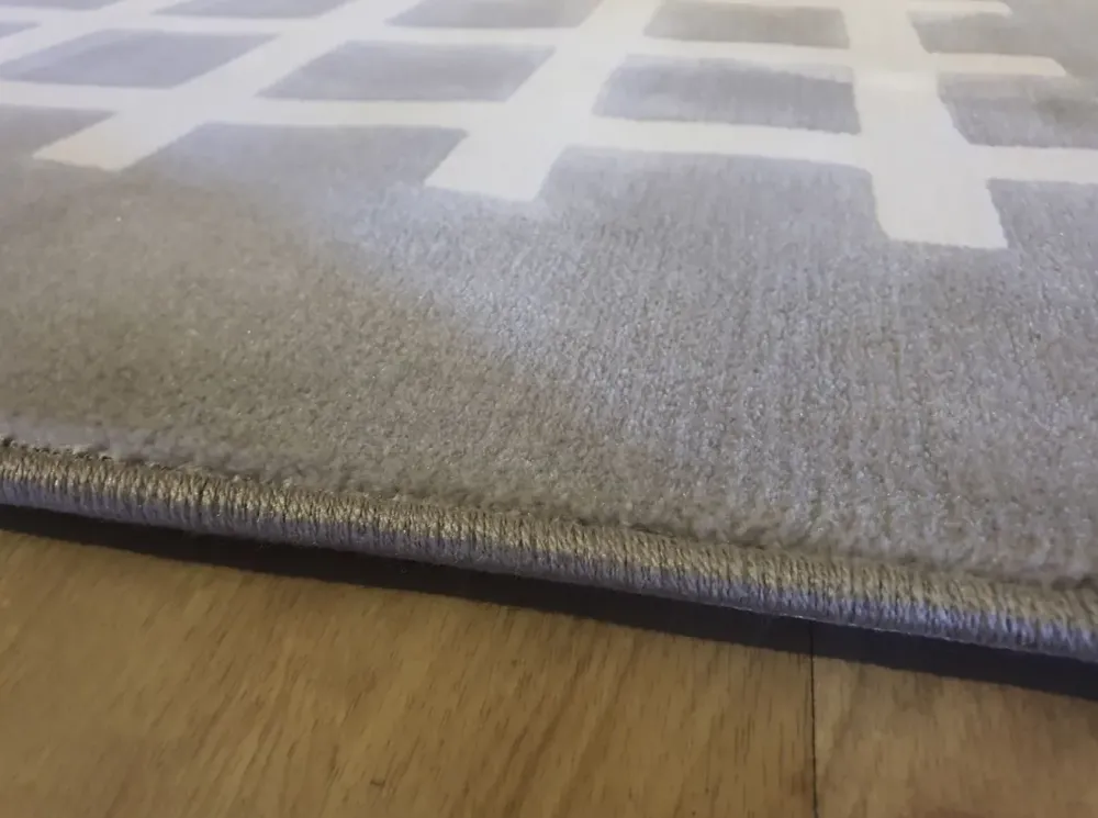 Clearance Scopri il Tappeto Moderno rettangolare modello Cek in offerta! Una scelta di stile e qualità per la tua casa. Tappeti