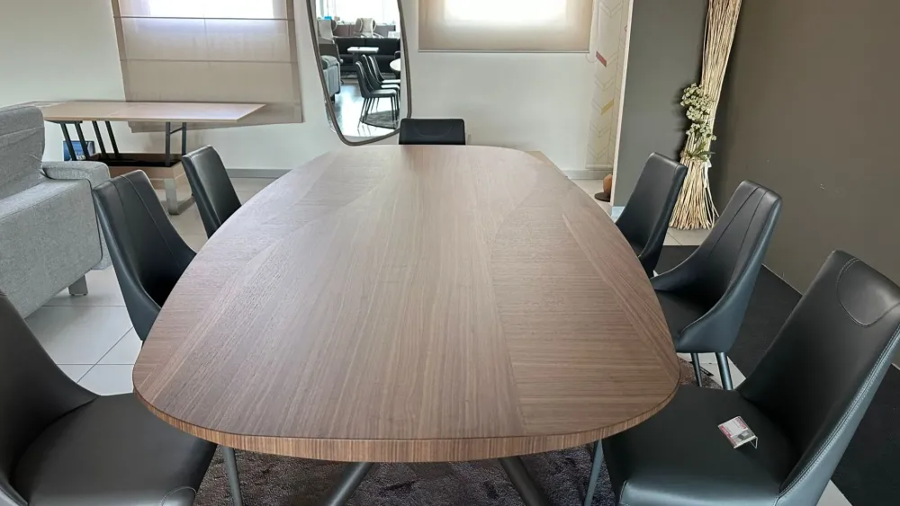 Outlet Scopri il Tavolo sagomato Random con uno sconto del 30%! Design moderno ed elegante, perfetto per la tua casa. Tavoli