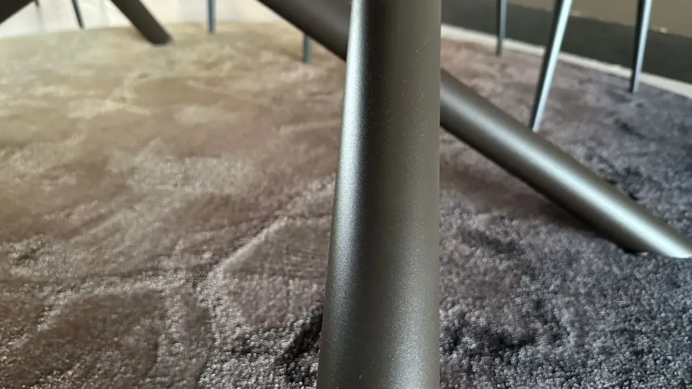 Outlet Scopri il Tavolo sagomato Random con uno sconto del 30%! Design moderno ed elegante, perfetto per la tua casa. Tavoli