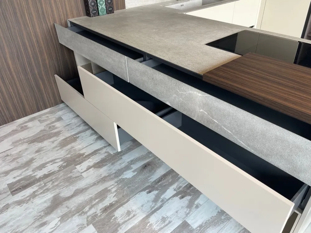 Scopri la cucina Atelier moderna in altri colori con penisola Aster scontata del 60%!^Aster cucine Best