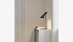 Louis Poulsen Scopri la Lampada da Tavolo Aj di a prezzo scontato! Un'ottima scelta per un arredatore.- Lampade Da Tavolo