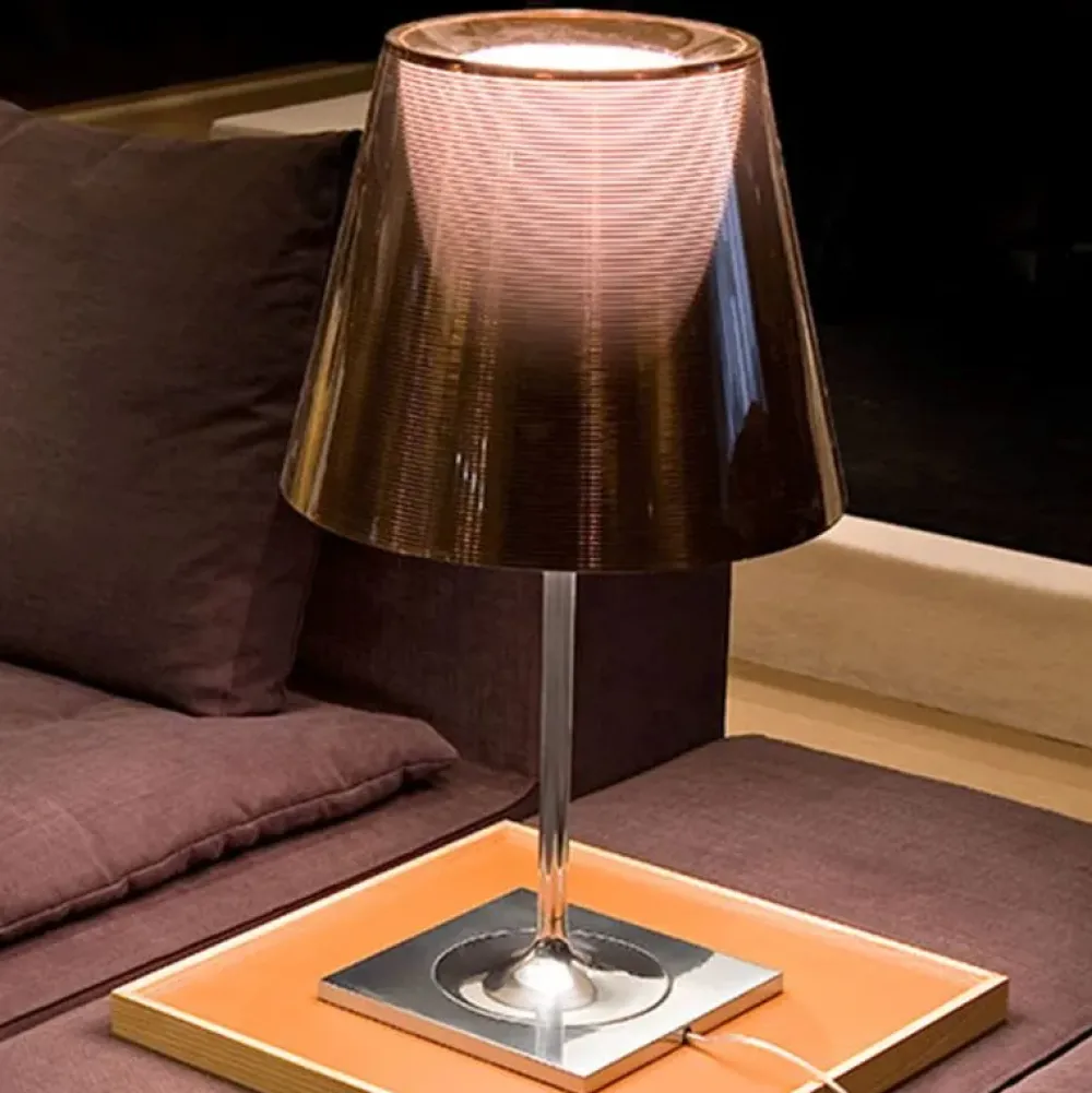 Scopri la Lampada da Tavolo Ktribe t2 a prezzo scontato! Acquista subito il tuo nuovo arredamento!^Flos