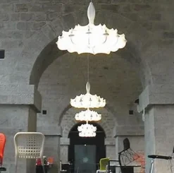 Outlet Scopri la Lampada Zeppelin 1 a prezzo scontato. Una sospensione unica ed elegante per illuminare la tua casa. Lampade A Sospensione