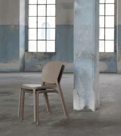 Scopri la sedia Hug di : design moderno ed elegante! Prezzo imbattibile!^Scab Online