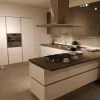 Veneta Cucine Scopri l'offerta sulla cucina Oyster! Bianca e moderna, con penisola. .- Cucine Con Penisola|Cucine Moderne