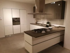 Veneta Cucine Scopri l'offerta sulla cucina Oyster! Bianca e moderna, con penisola. .- Cucine Con Penisola|Cucine Moderne