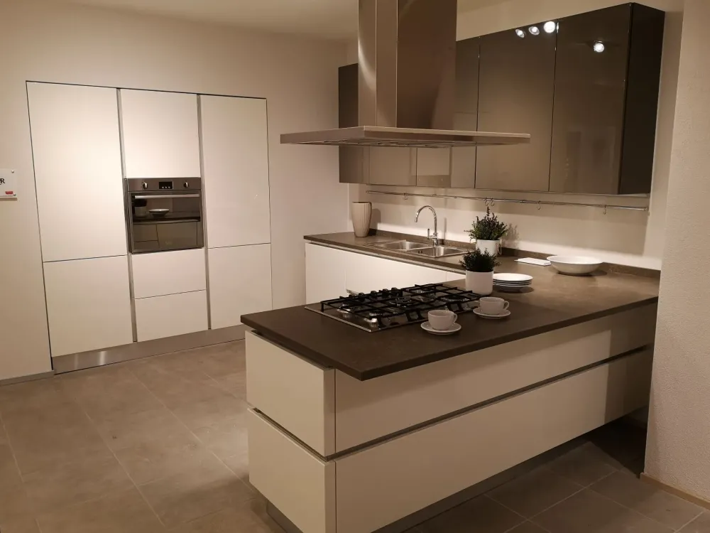 Veneta Cucine Scopri l'offerta sulla cucina Oyster! Bianca e moderna, con penisola. .- Cucine Con Penisola|Cucine Moderne