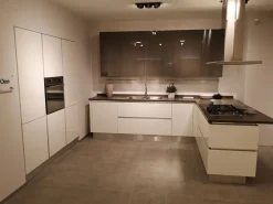 Veneta Cucine Scopri l'offerta sulla cucina Oyster! Bianca e moderna, con penisola. .- Cucine Con Penisola|Cucine Moderne