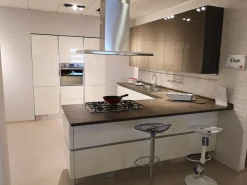 Veneta Cucine Scopri l'offerta sulla cucina Oyster! Bianca e moderna, con penisola. .- Cucine Con Penisola|Cucine Moderne