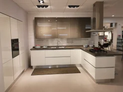 Veneta Cucine Scopri l'offerta sulla cucina Oyster! Bianca e moderna, con penisola. .- Cucine Con Penisola|Cucine Moderne