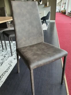 Sedia Blitz da soggiorno realizzata in ecopelle scontata del 74%^Ozzio New