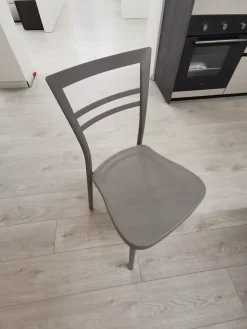 Sedia da cucina realizzata in plastica N?4 sedie mod. go di^Connubia