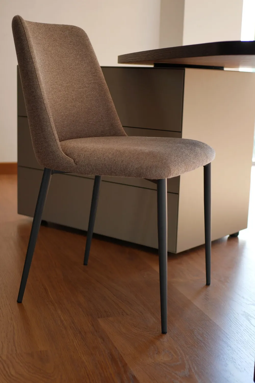 Sale Sedia da soggiorno realizzata in tessuto Vera di Sedie