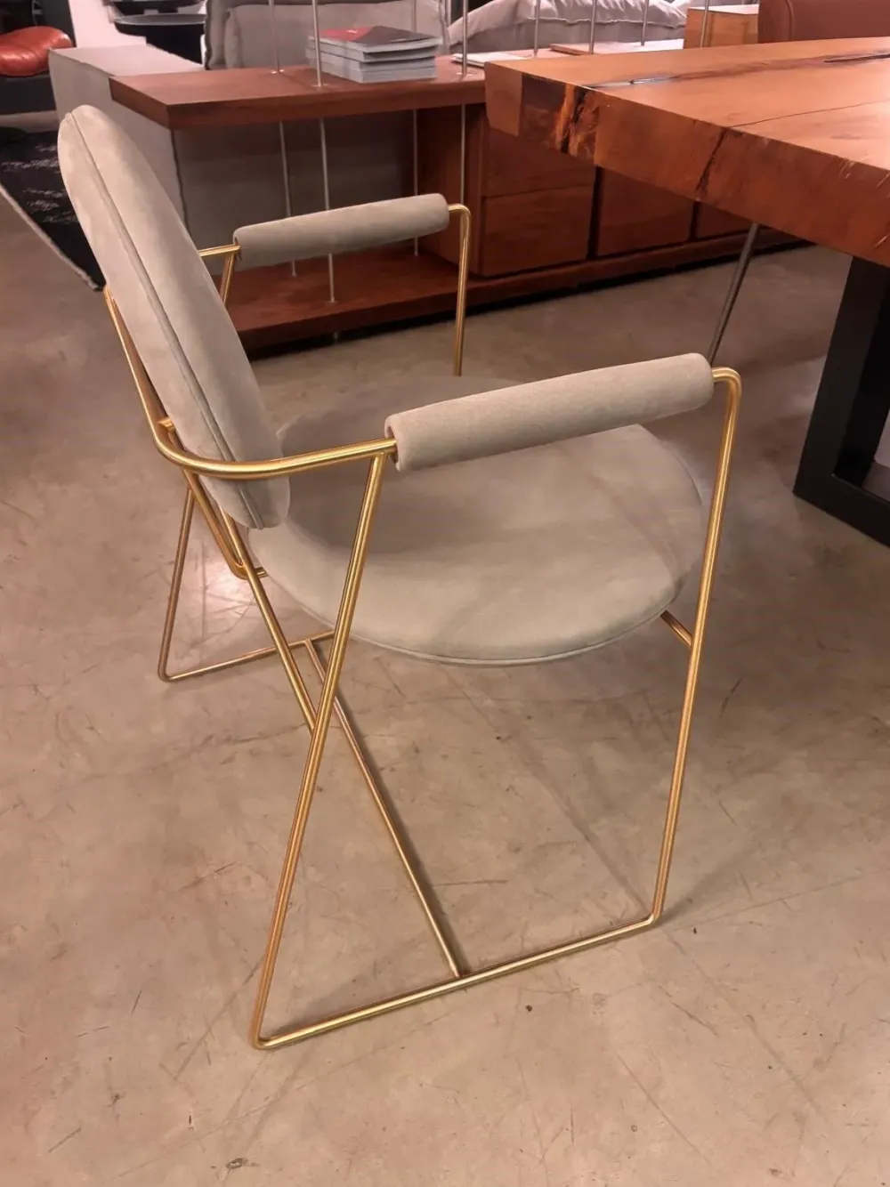 Sedia in pelle con braccioli Gemma scontata^Baxter New