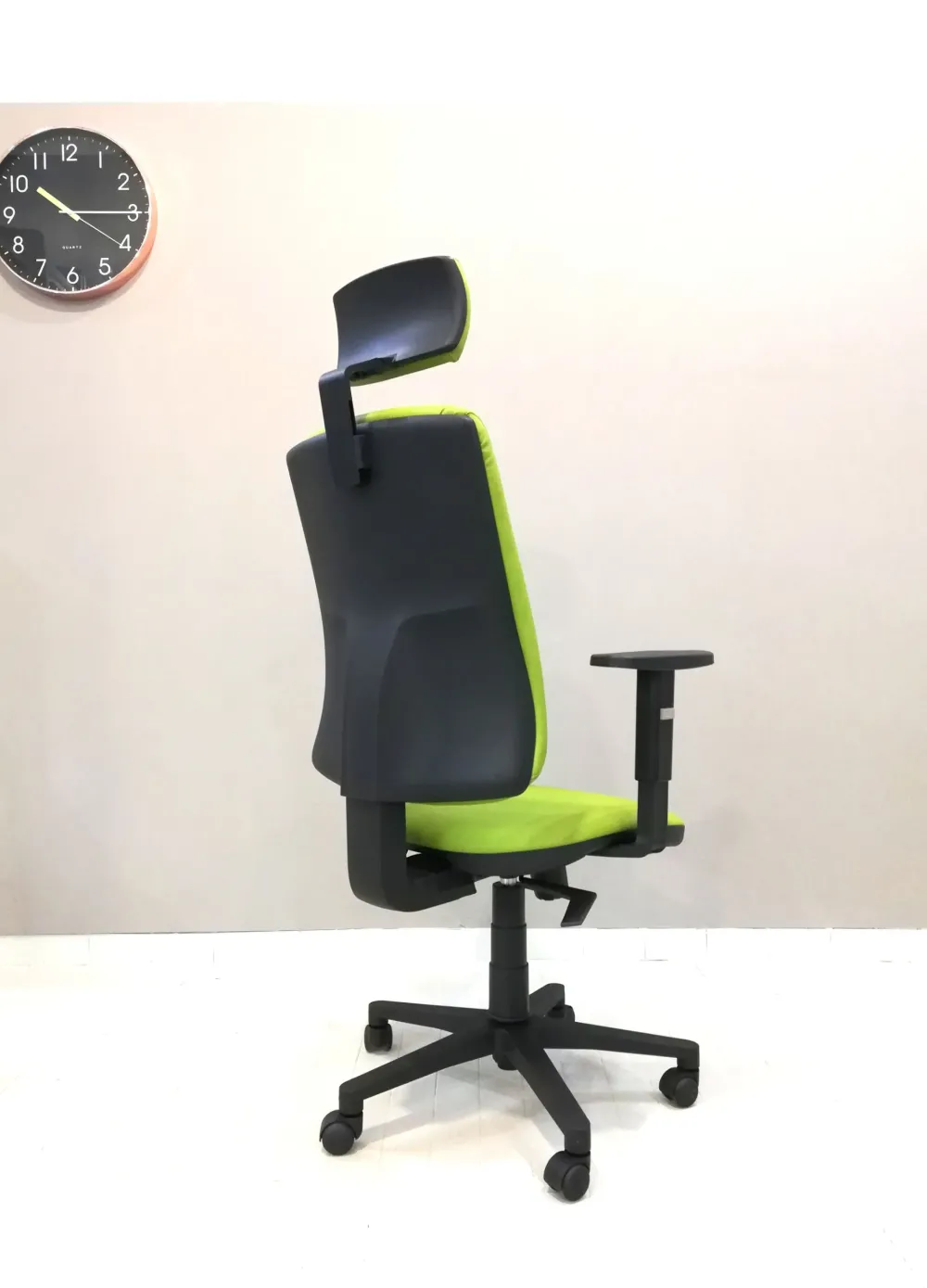 Sale Sedia operativa Mask schienale alto + 2 sedie attesa in ecopelle a prezzo Outlet Arredo Ufficio