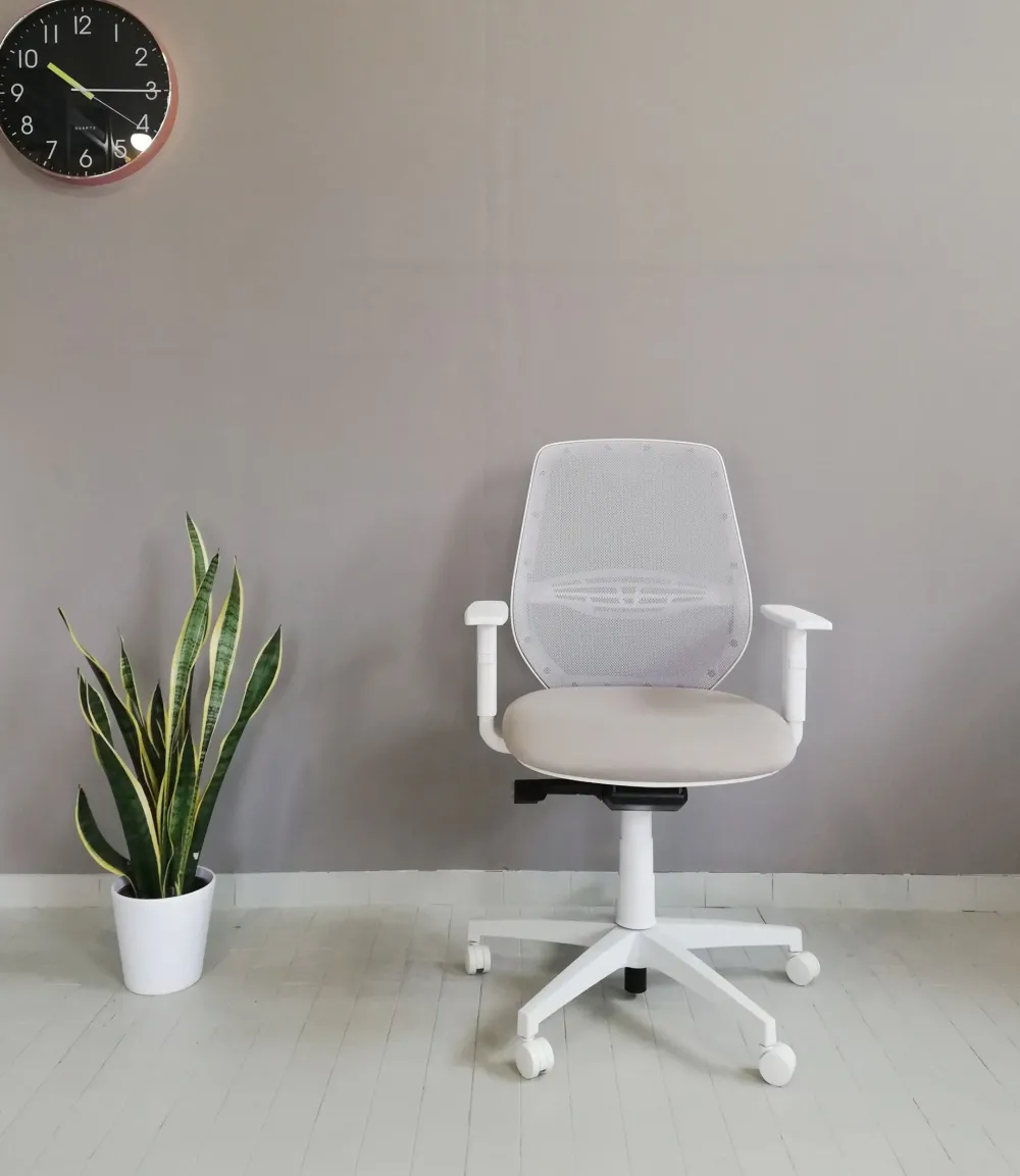 Sale Sedia operativa modello Cast rete full white in altro ad un prezzo davvero conveniente Arredo Ufficio