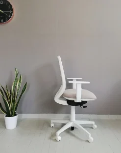 Sale Sedia operativa modello Cast rete full white in altro ad un prezzo davvero conveniente Arredo Ufficio