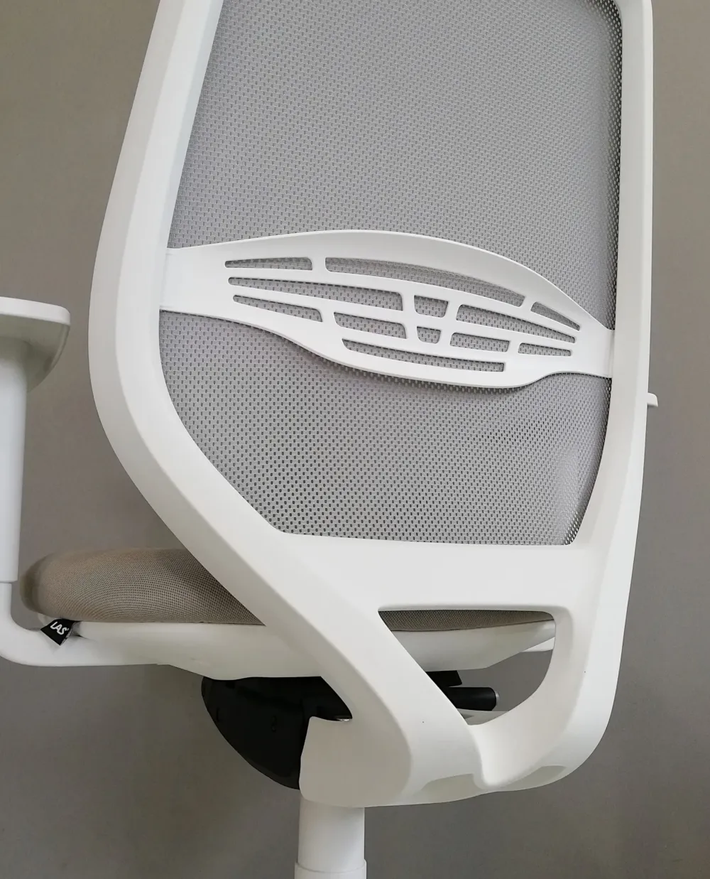 Sale Sedia operativa modello Cast rete full white in altro ad un prezzo davvero conveniente Arredo Ufficio