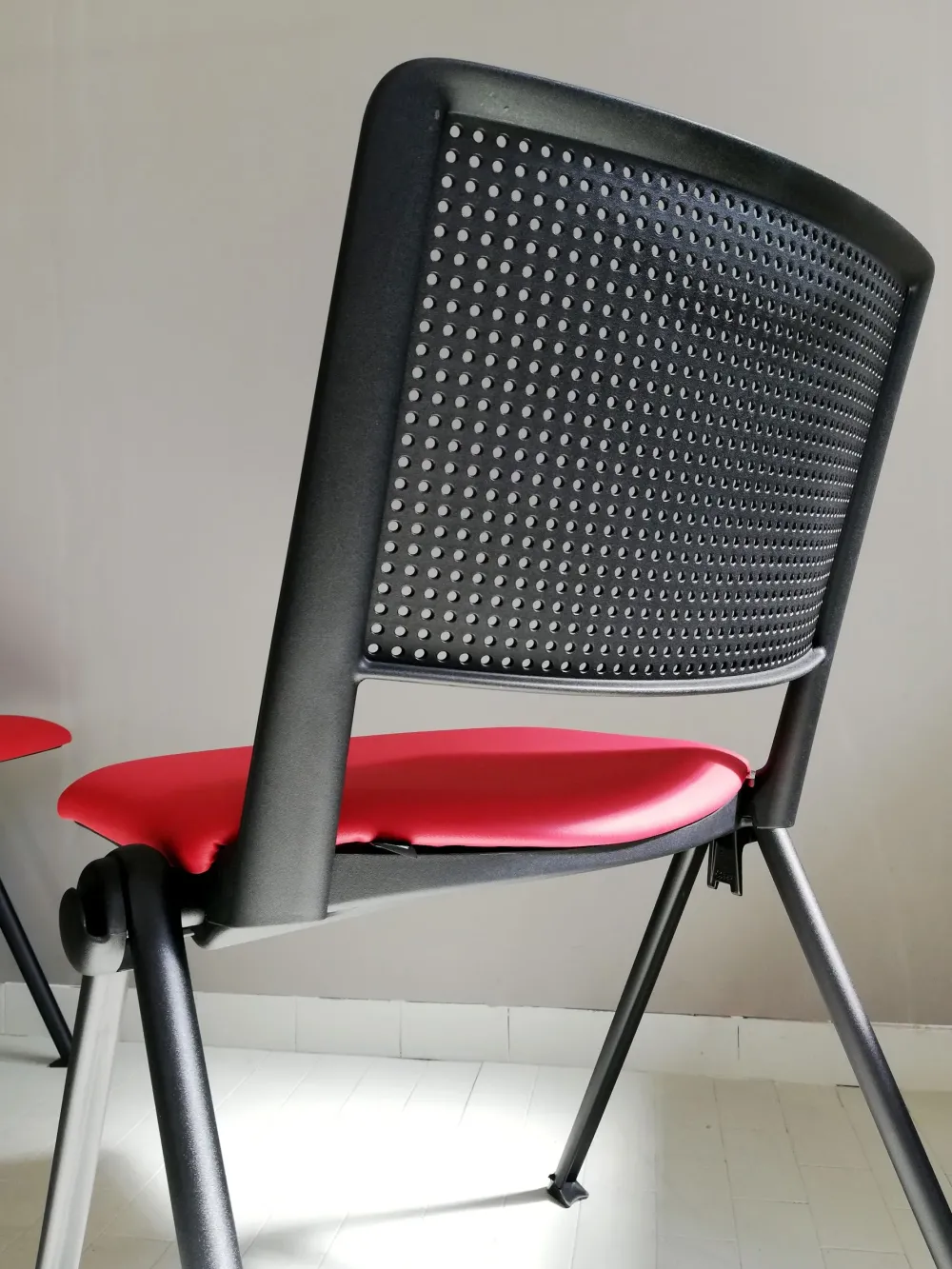 Outlet Sedia operativa modello Cast rete + 2 sedie attesa in ecopelle ad un prezzo speciale Arredo Ufficio