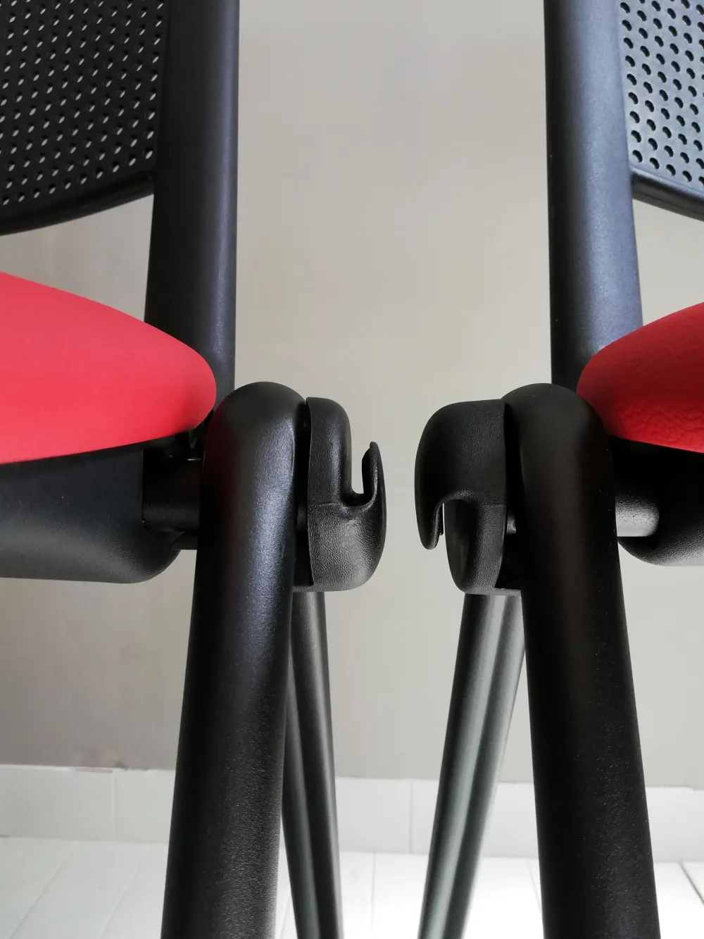 Outlet Sedia operativa modello Cast rete + 2 sedie attesa in ecopelle ad un prezzo speciale Arredo Ufficio