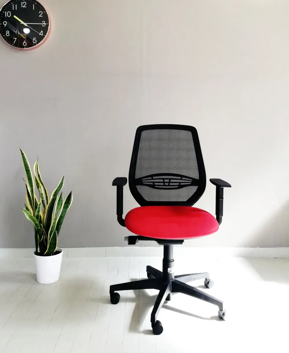 Outlet Sedia operativa modello Cast rete + 2 sedie attesa in ecopelle ad un prezzo speciale Arredo Ufficio