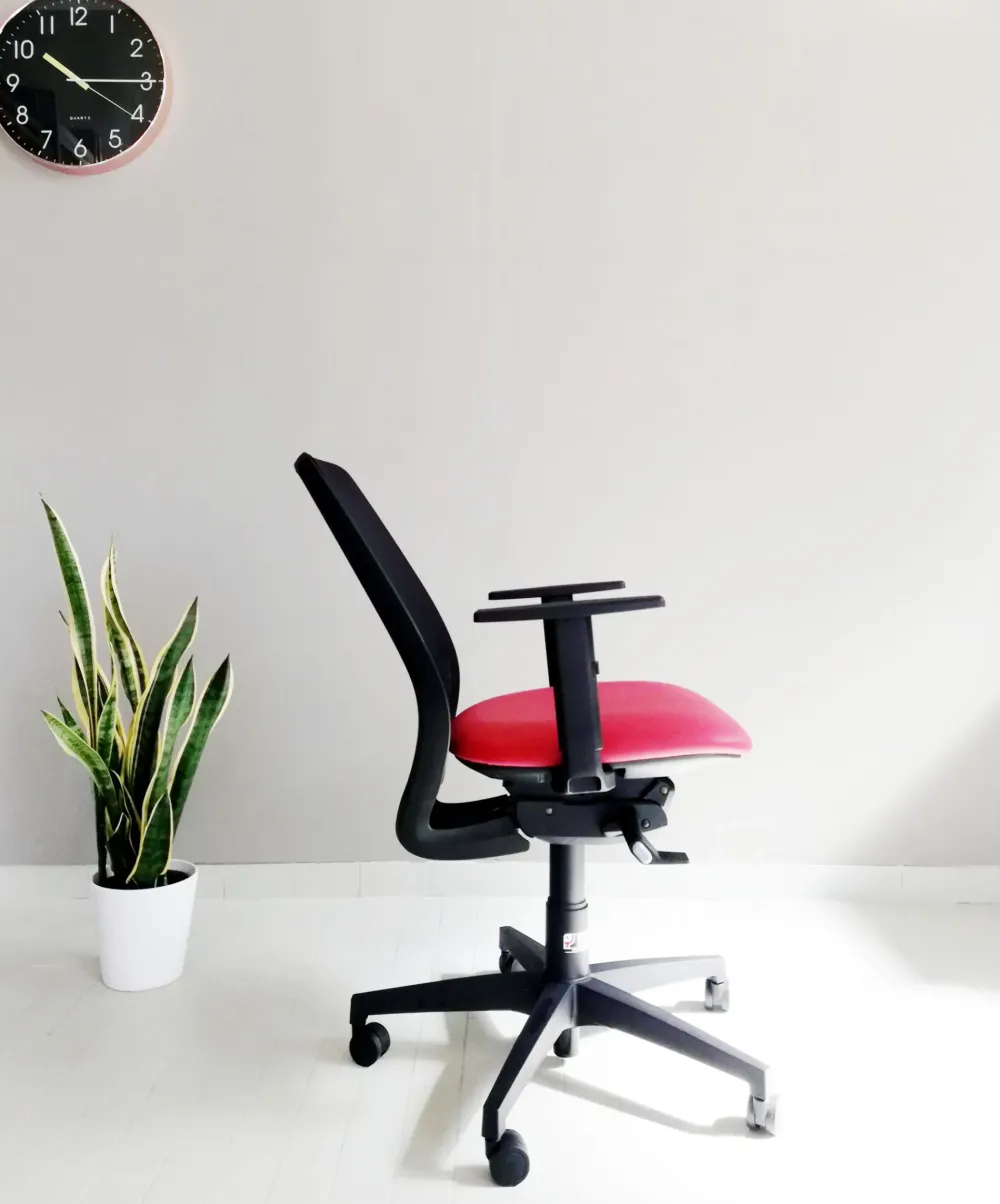 Outlet Sedia operativa modello Cast rete + 2 sedie attesa in ecopelle ad un prezzo speciale Arredo Ufficio