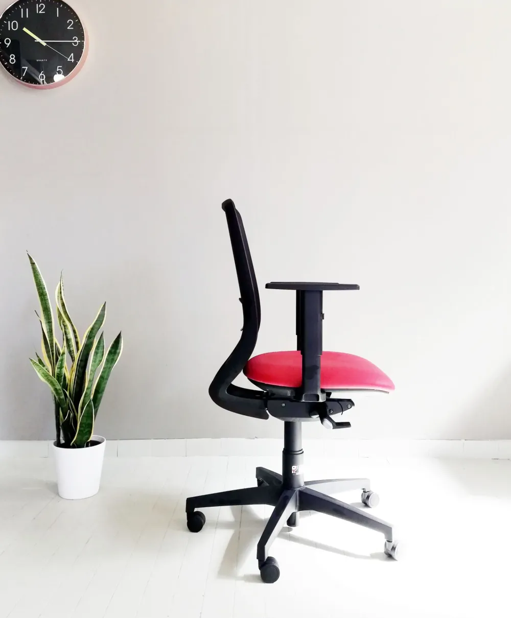 Outlet Sedia operativa modello Cast rete + 2 sedie attesa in ecopelle ad un prezzo speciale Arredo Ufficio