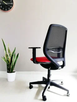 Outlet Sedia operativa modello Cast rete + 2 sedie attesa in ecopelle ad un prezzo speciale Arredo Ufficio