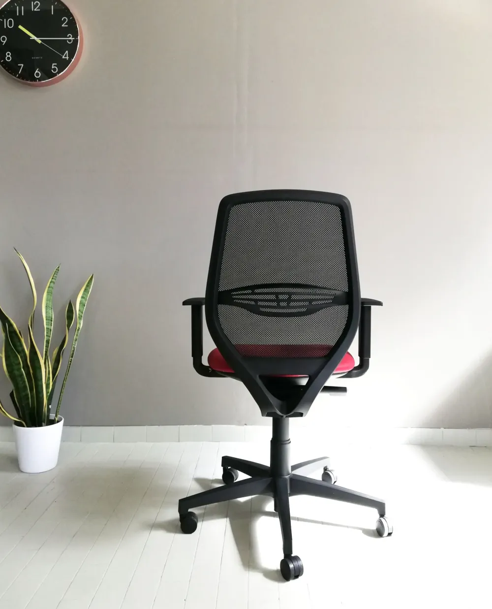 Outlet Sedia operativa modello Cast rete + 2 sedie attesa in ecopelle ad un prezzo speciale Arredo Ufficio