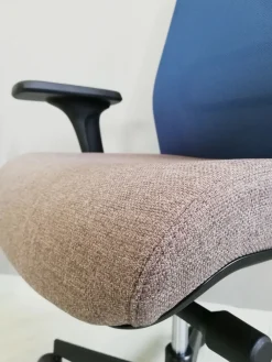 Las Mobili Sedia operativa modello Essai rete - rivestimento tessuto in altro ad un prezzo esclusivo- Arredo Ufficio