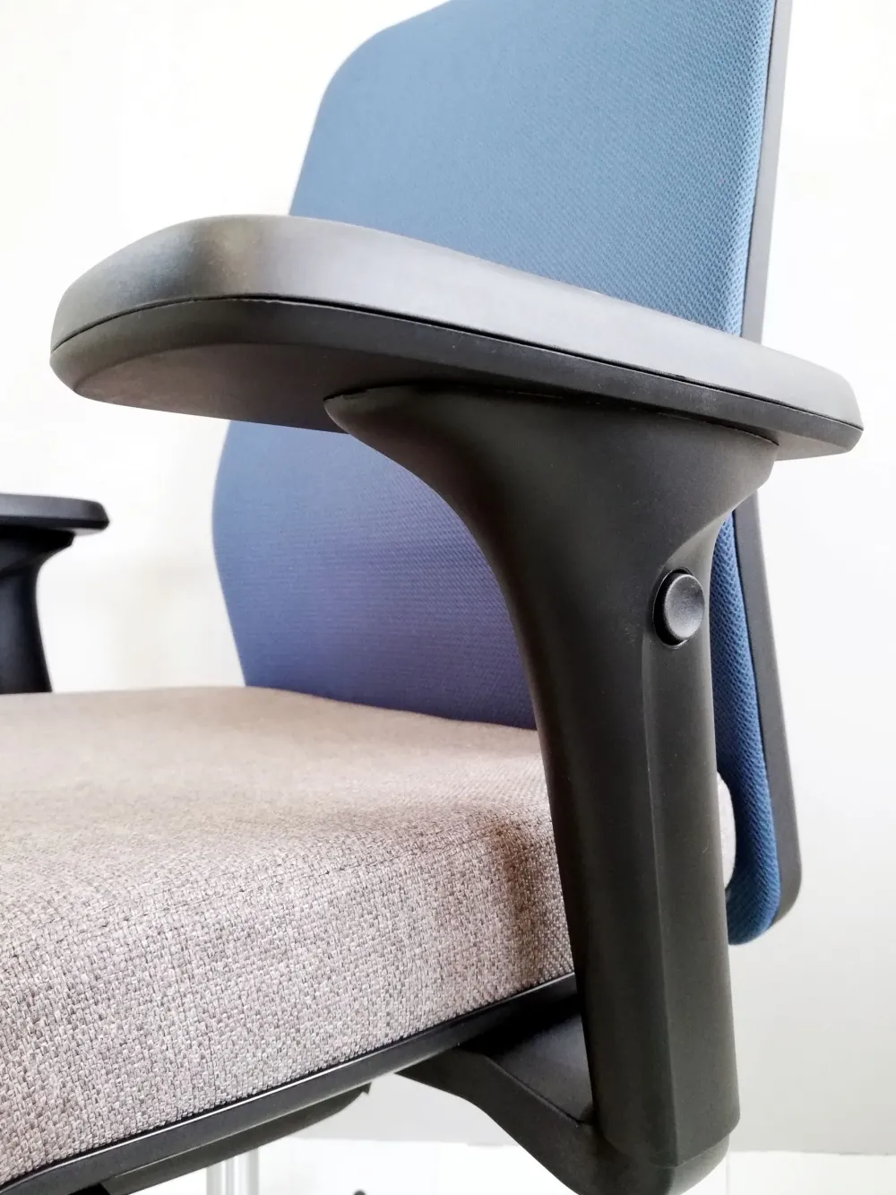 Las Mobili Sedia operativa modello Essai rete - rivestimento tessuto in altro ad un prezzo esclusivo- Arredo Ufficio