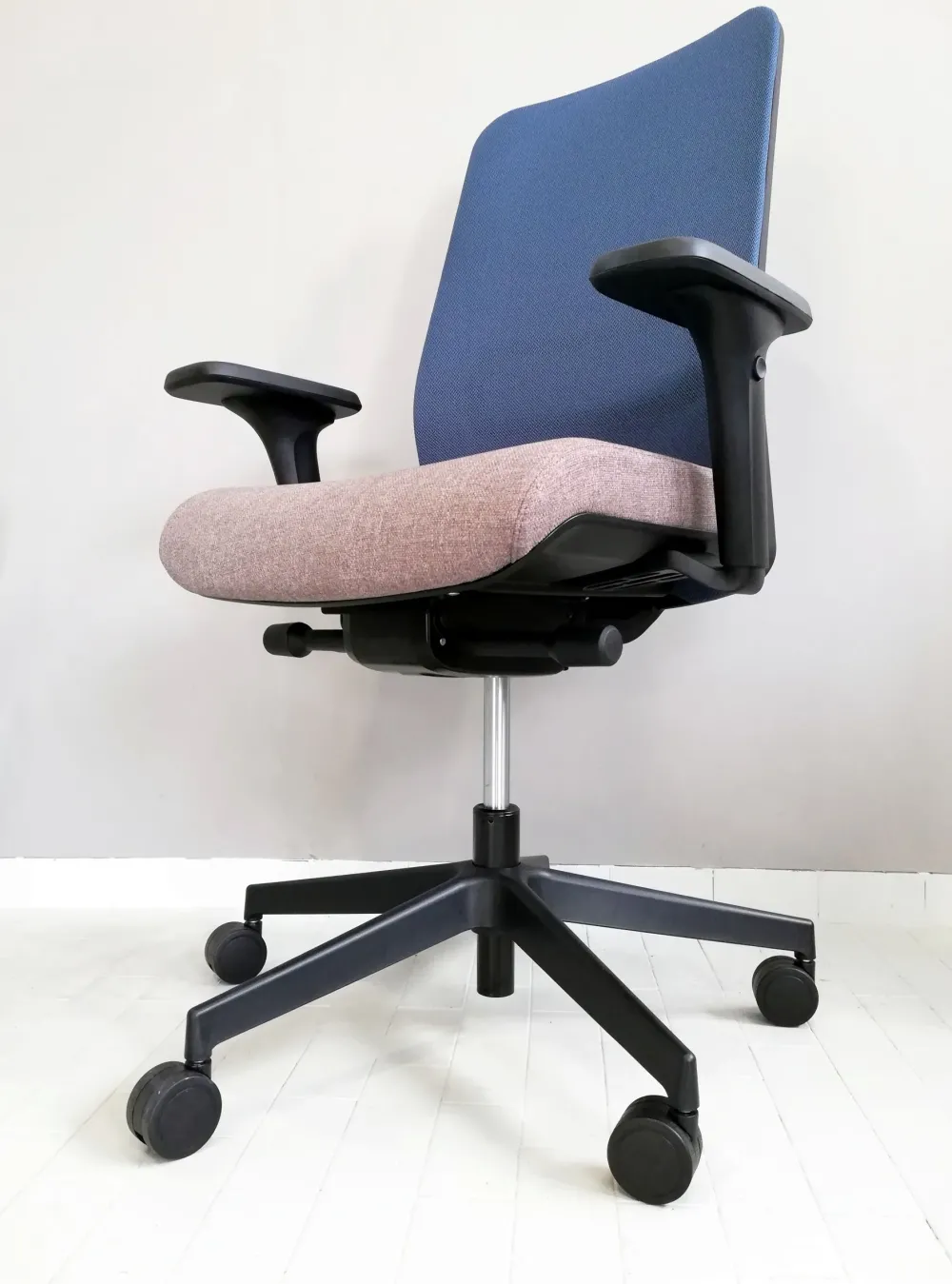 Las Mobili Sedia operativa modello Essai rete - rivestimento tessuto in altro ad un prezzo esclusivo- Arredo Ufficio