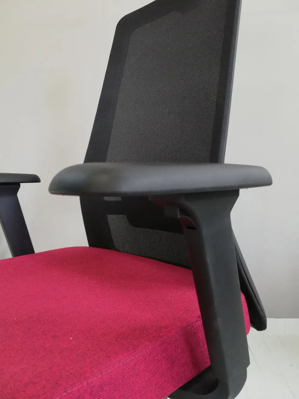 Las Mobili Sedia operativa modello Rassegna rete con poggiatesta in altro ad un prezzo davvero conveniente- Arredo Ufficio