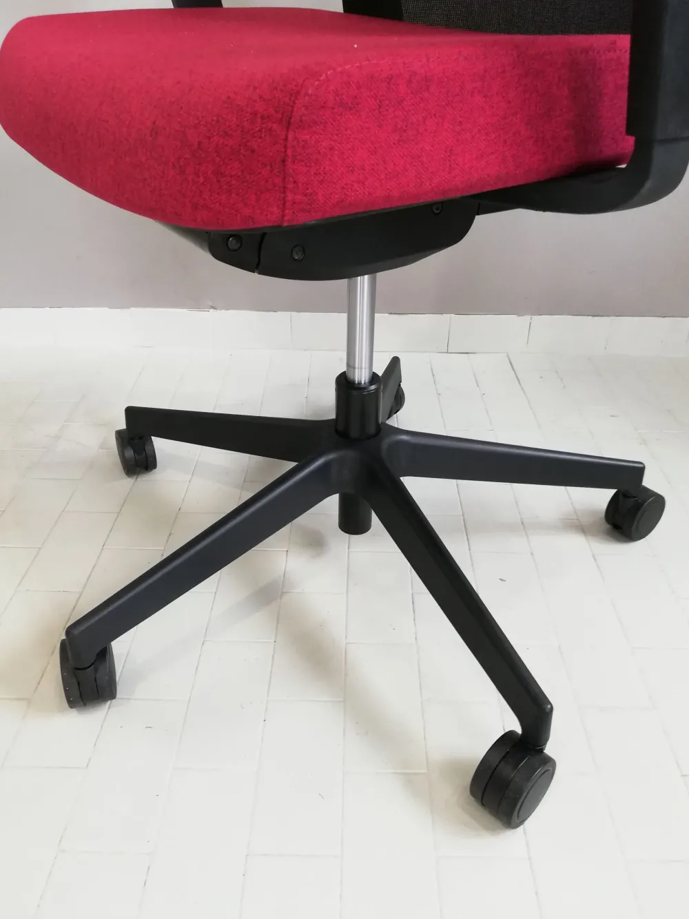 Las Mobili Sedia operativa modello Rassegna rete con poggiatesta in altro ad un prezzo davvero conveniente- Arredo Ufficio