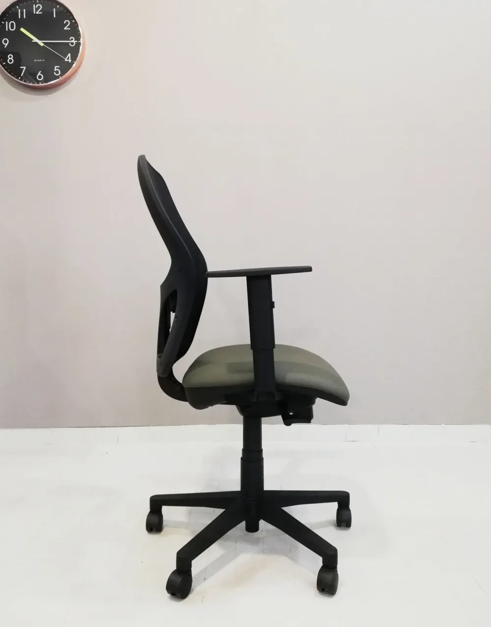 Sedia operativa modello Sistema rete + 2 sedie in ecopelle ad un prezzo speciale^Las Mobili Hot