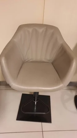 Ozzio Sgabello con base centrale Nemo con forte sconto- Sgabelli