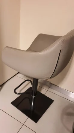 Ozzio Sgabello con base centrale Nemo con forte sconto- Sgabelli