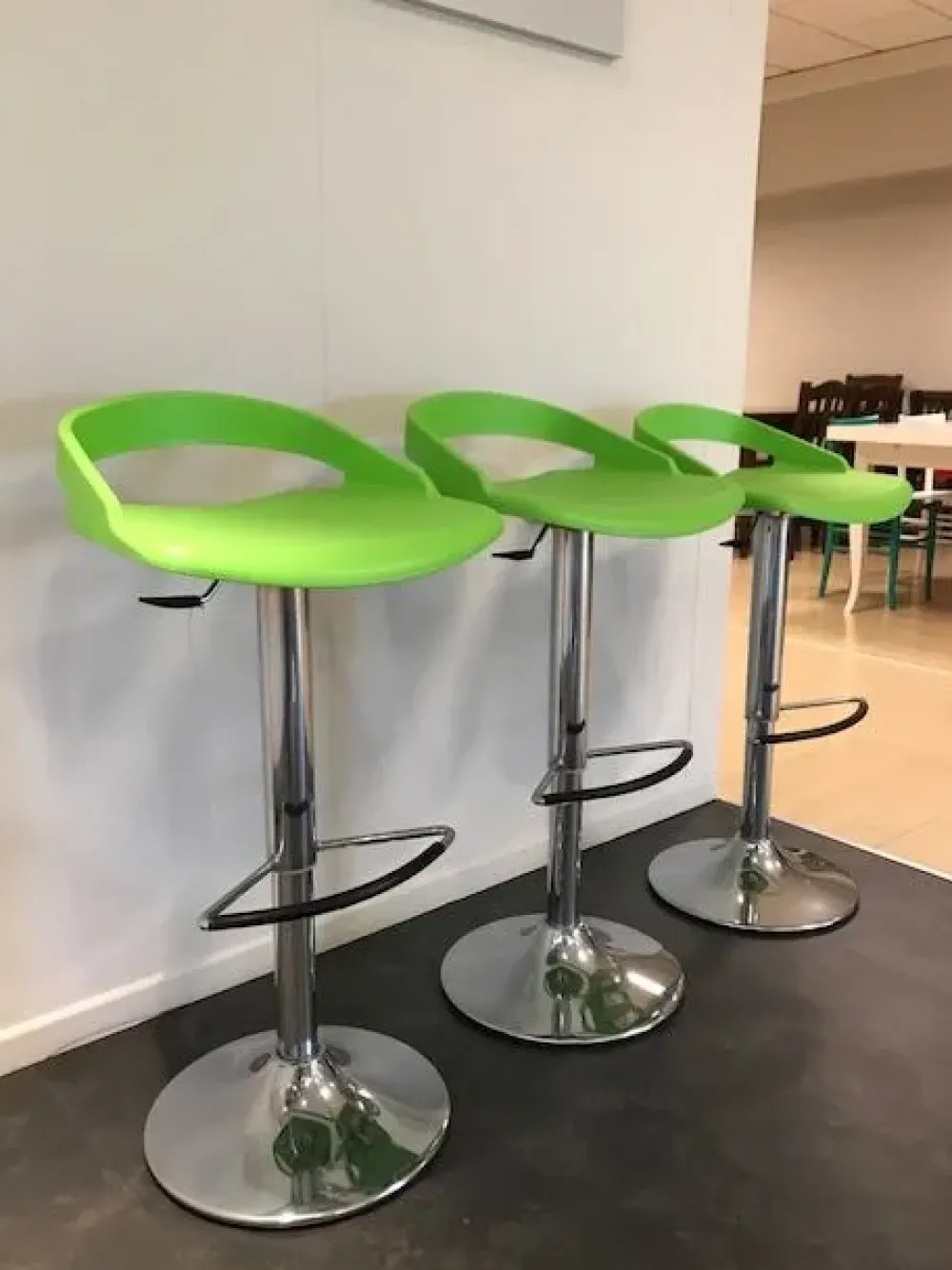 Hot Sgabello con base centrale Sgabelli verde fluo con forte sconto Sgabelli