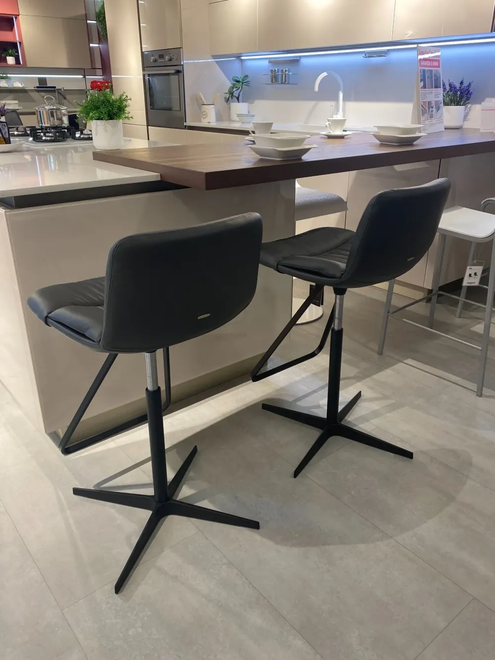 Online Sgabello da soggiorno Alez a prezzo scontato Sgabelli