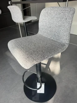 Discount Sgabello Elen con base centrale a prezzo conveniente Sgabelli