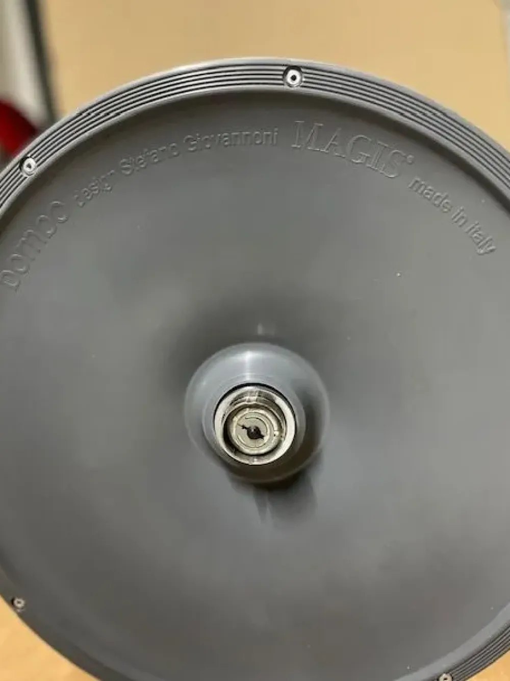 Sgabello modello Sgabello bombo beige SCONTATO a PREZZI OUTLET^Magis Outlet