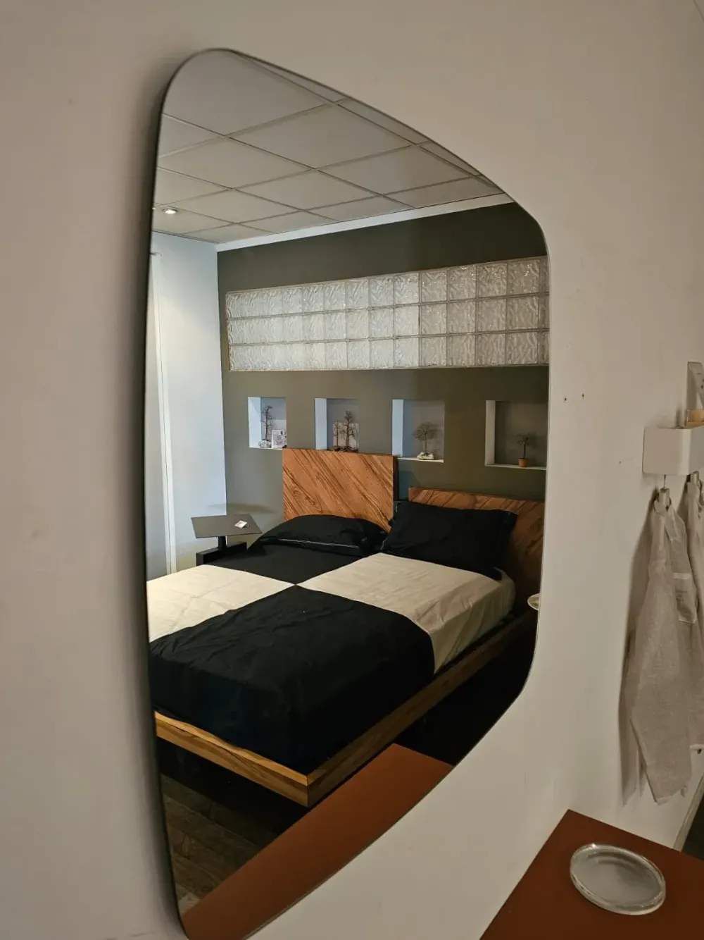 Specchiera modello Riflesso di con forte sconto^Adok Hot