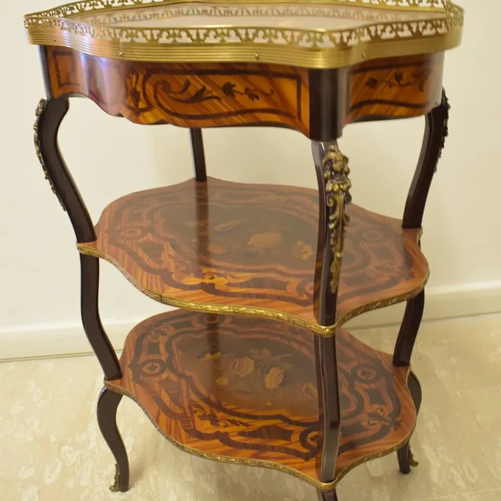 Tavolino modello Tavolino con intarsi stile barocco con gambe sagomate e bronzi in OFFERTA OUTLET^Artigianale Sale