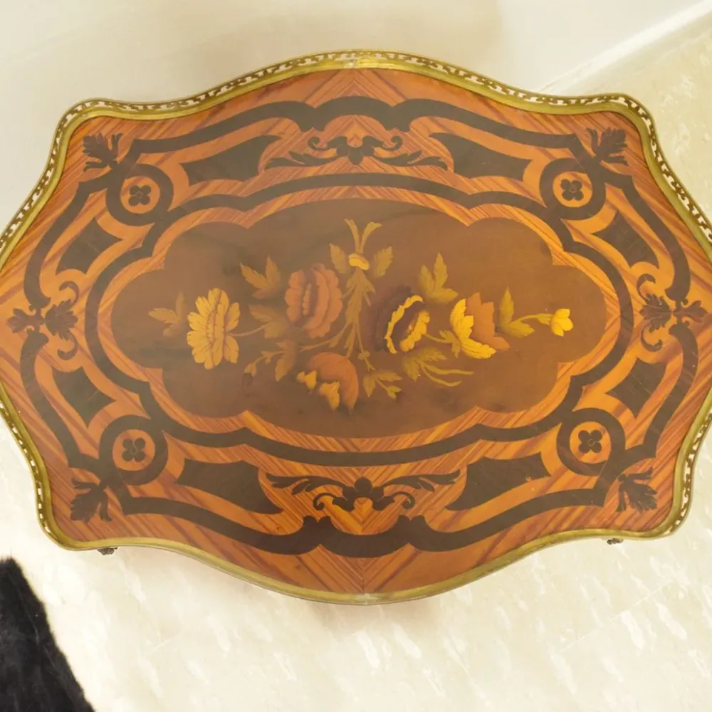 Tavolino modello Tavolino con intarsi stile barocco con gambe sagomate e bronzi in OFFERTA OUTLET^Artigianale Sale