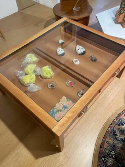 Tavolino modello Espositore di a prezzo scontato^Artigianale