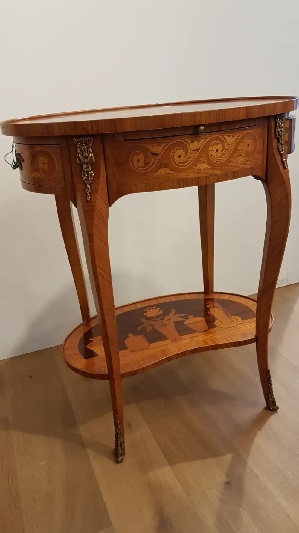 Tavolino modello Tavolino luigi xv di a prezzo ribassato^Artigianale Hot