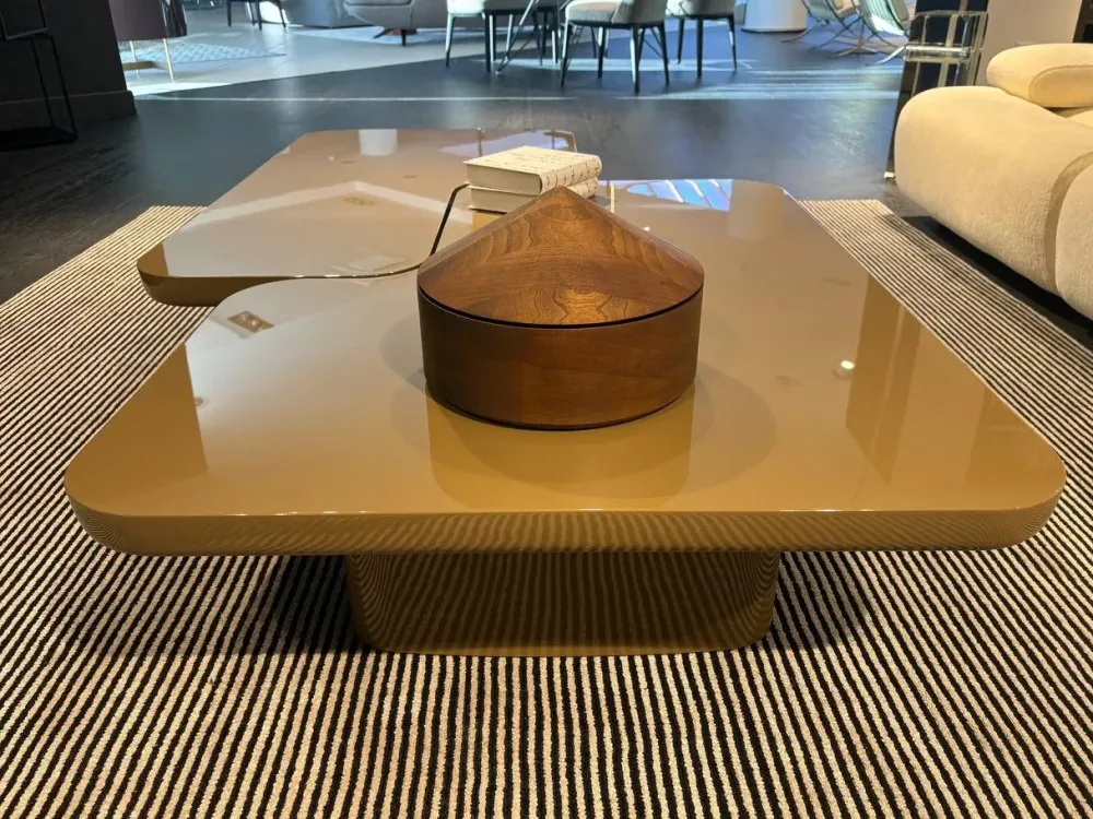 Tavolino moderno modello Ernest di scontato^Poliform New